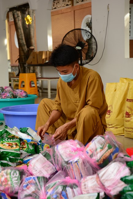 Continuing to support people in need in the Covid-19 pandemic of Hoang Phap Pagoda (series 2)